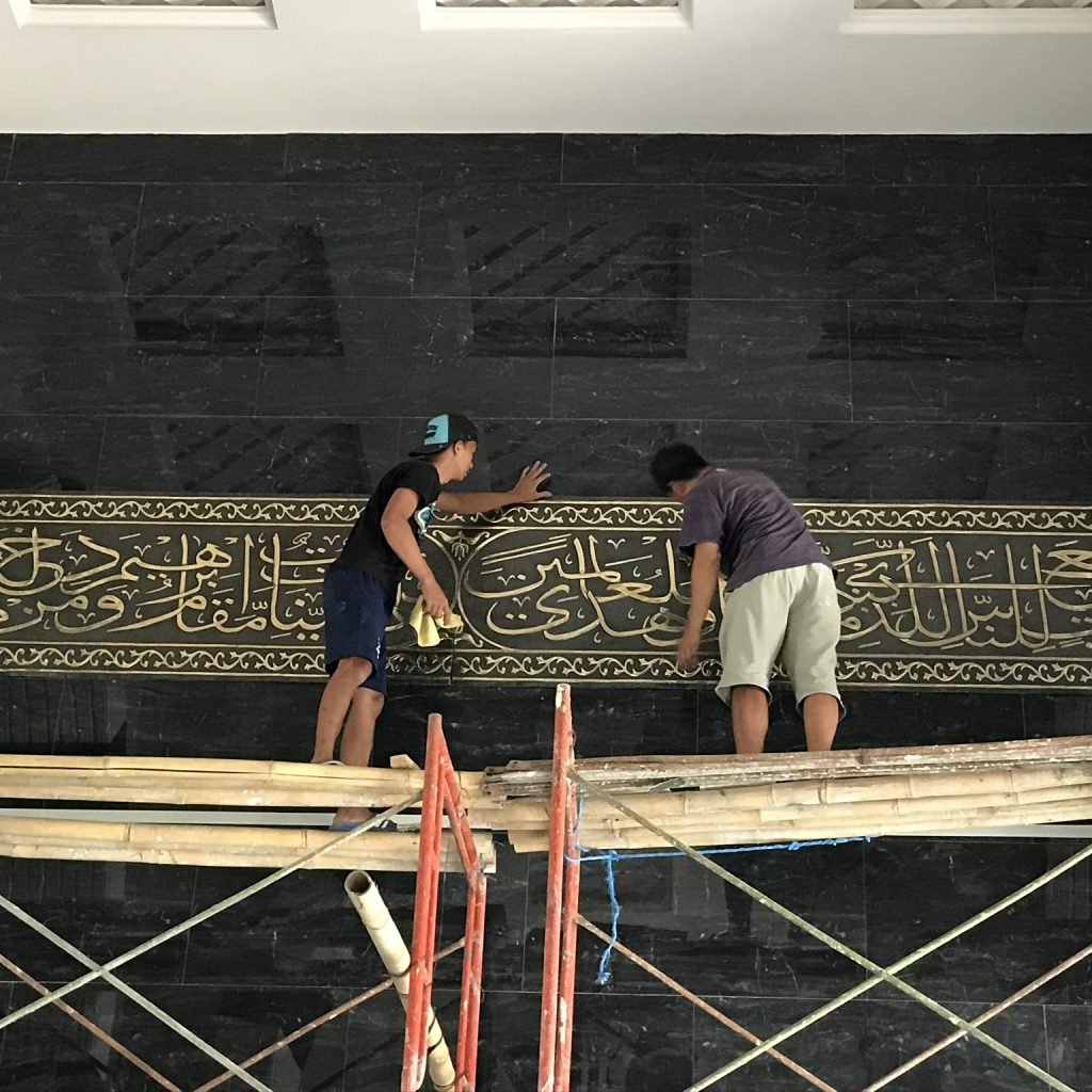 Jenis-Jenis Pengeluaran Dalam Pembangunan Masjid yang Wajib Diperhitungkan 2 Kaligrafi dinding masjid memanjang dan timbul