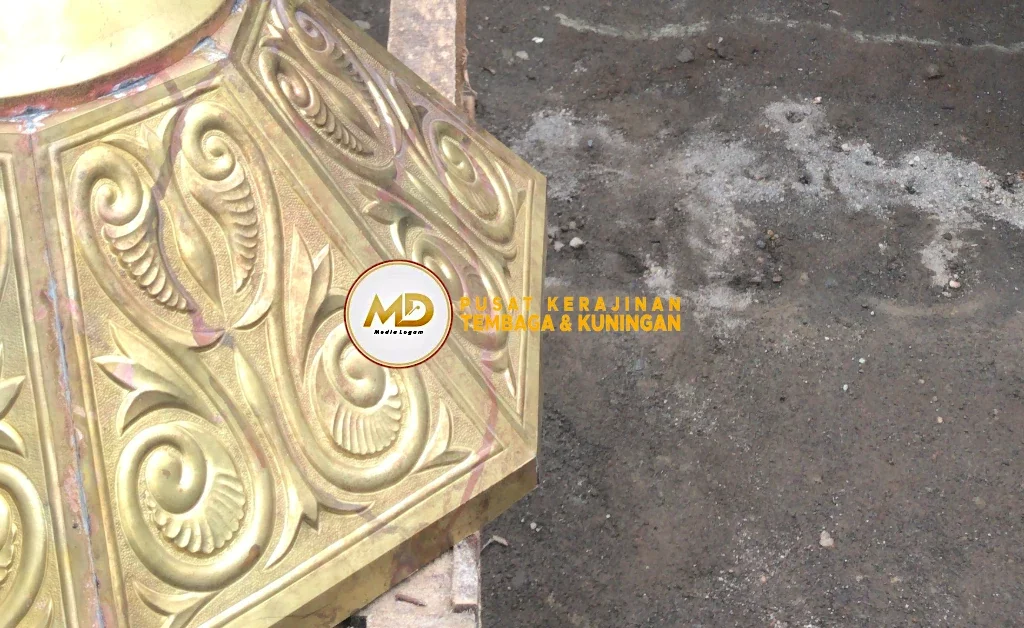 10 Kerajinan Tembaga Kuningan Untuk Dekorasi Interior dan Eksterior 2 10 kerajinan tembaga dan kuningan untuk dekorasi interior dan eksterior menghadirkan sentuhan mewah, tahan lama, dan artistik, mulai dari lampu hias, kaligrafi, hingga ornamen bangunan elegan.