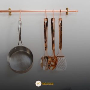 Gantungan peralatan dapur dari logam