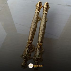 gagang pintu dari logam kuningan