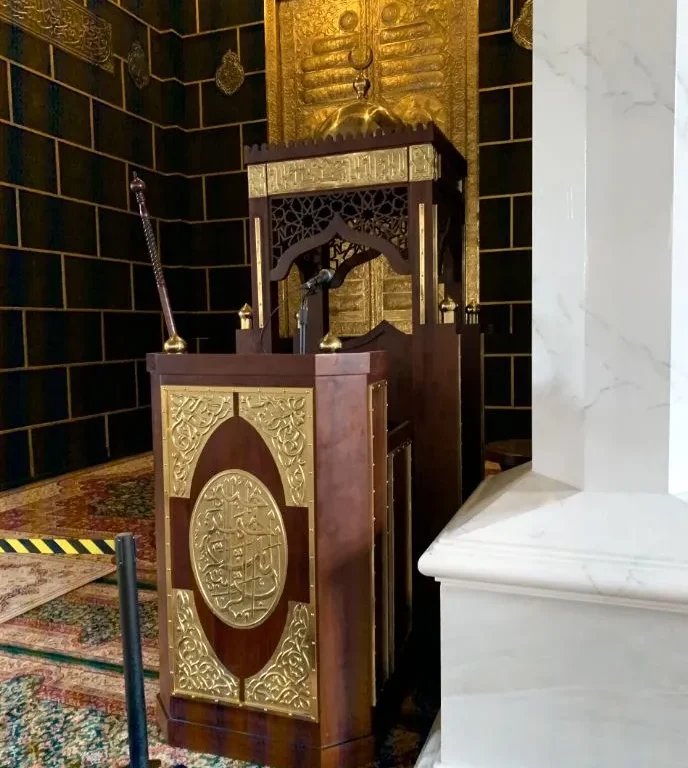 mimbar masjid kayu jati dan kuningan