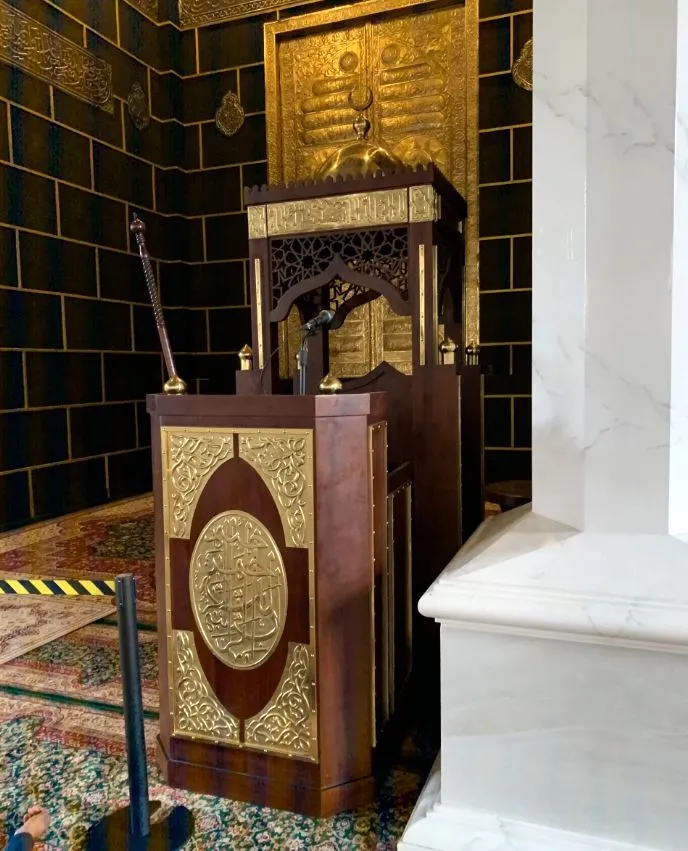 Mimbar Masjid 7 Kelebihan Material Kayu Jati dan Kuningan