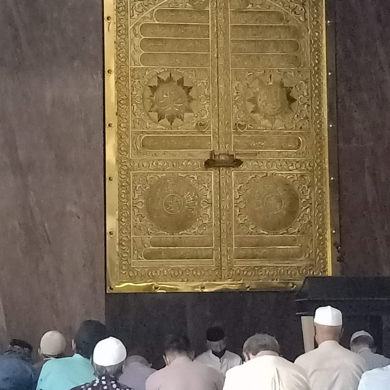 Pemasangan Pintu Kuningan dengan Desain seperti Kabah