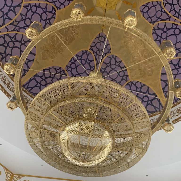 instalasi lampu gantung masjid