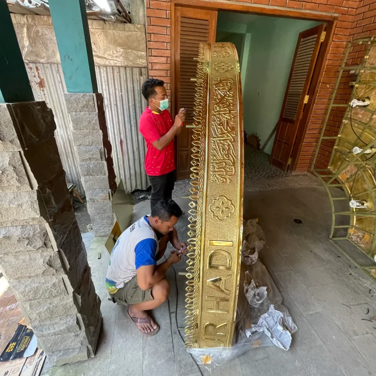 Proses Pembuatan Lampu Gantung Nabawi dari Bahan Kuningan