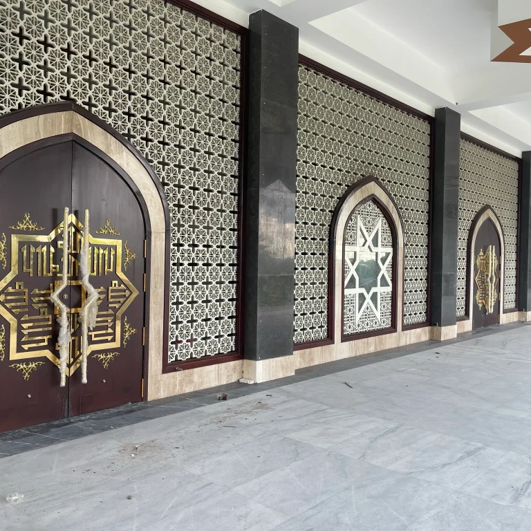 pintu utama kayu jati