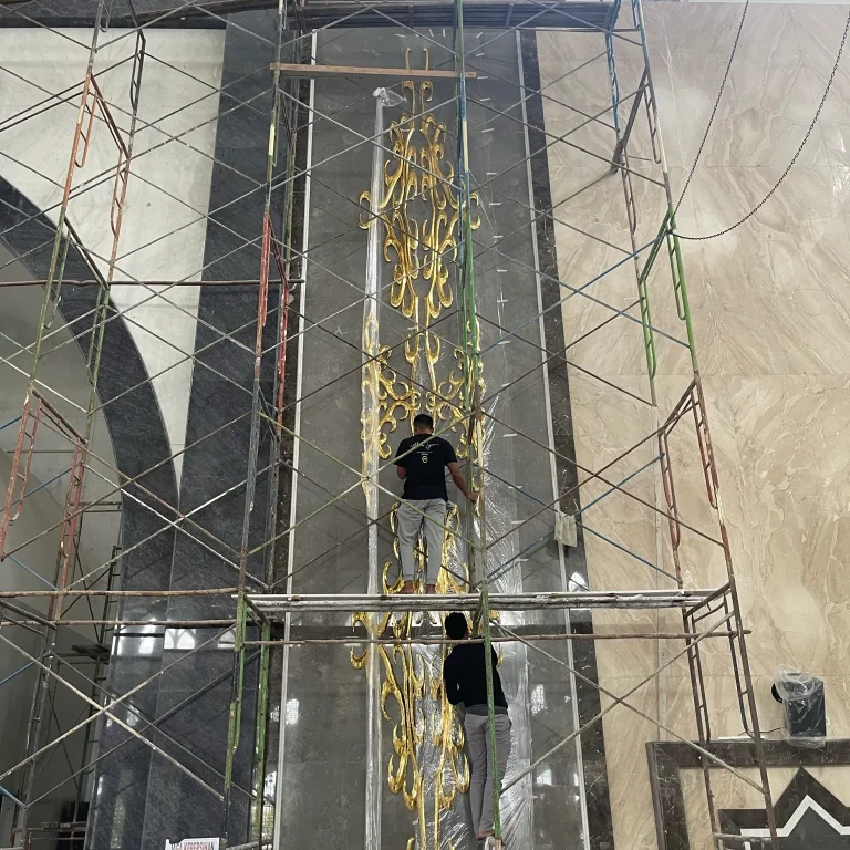 detail ukiran kuningan klasik