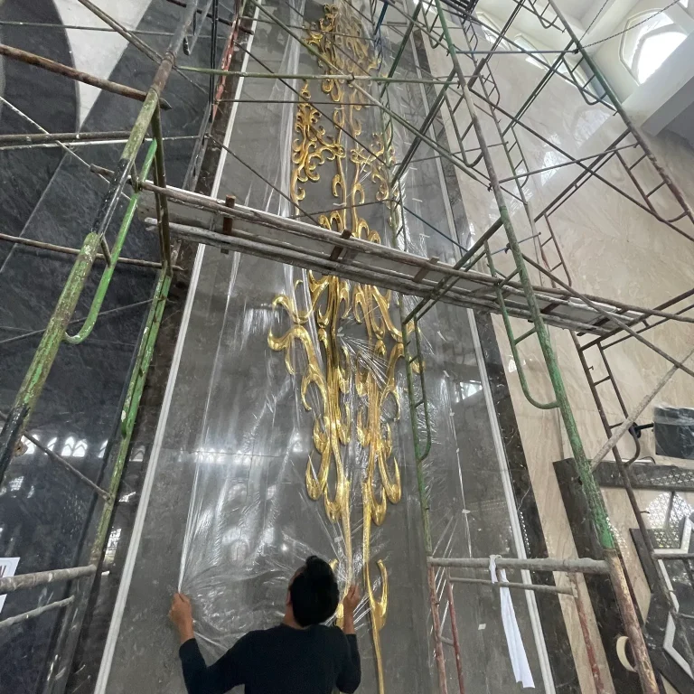 ukiran kuningan masjid darurrahman