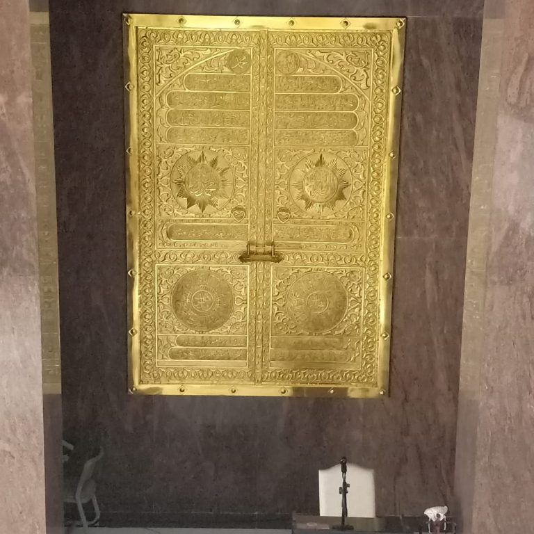 Desain Pintu Kabah dari Bahan Kuningan