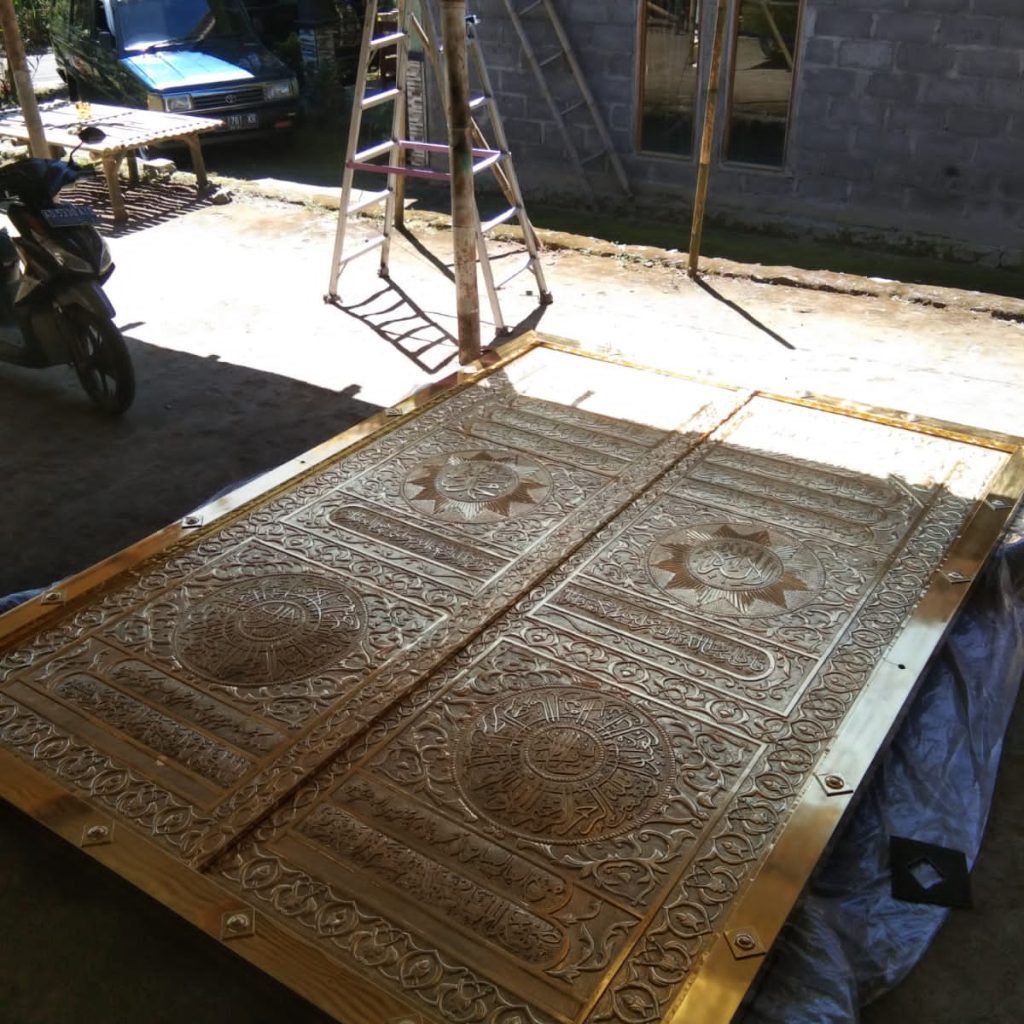 replika pintu kabah kuningan