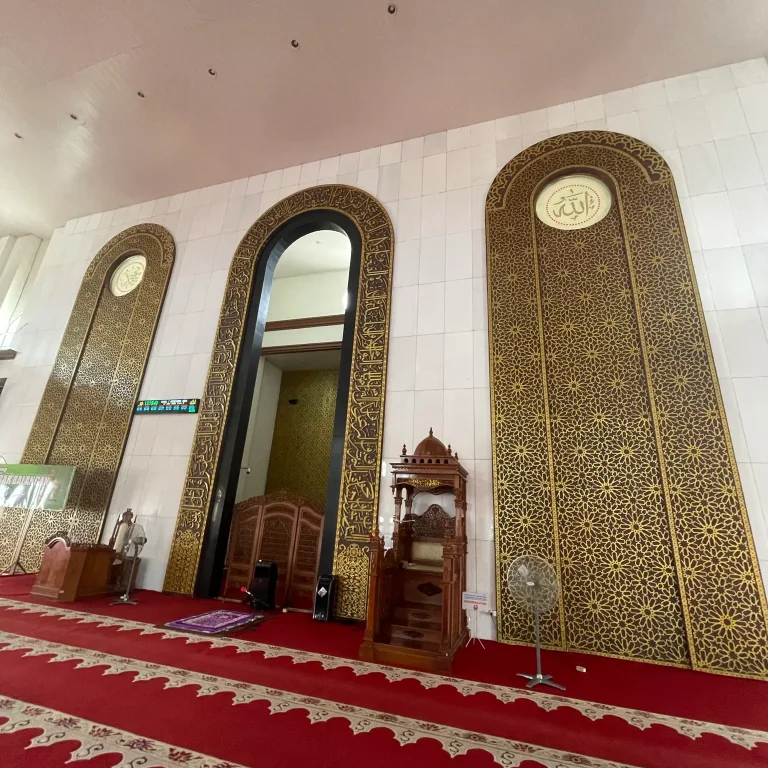 mihrab tembaga dan kuningan