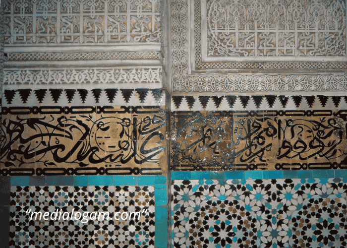 Desain Dinding Masjid Elegan dengan Sentuhan Kaligrafi Kuningan