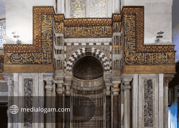 Makna Mihrab dan Perannya Sebagai Penanda Arah Kiblat di Ruang Salat