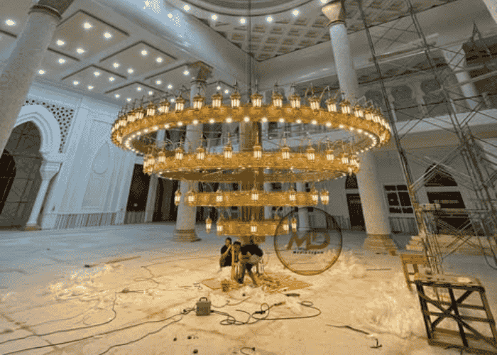 Pemasangan Lampu Gantung Hias Masjid Bahan Tembaga Kuningan