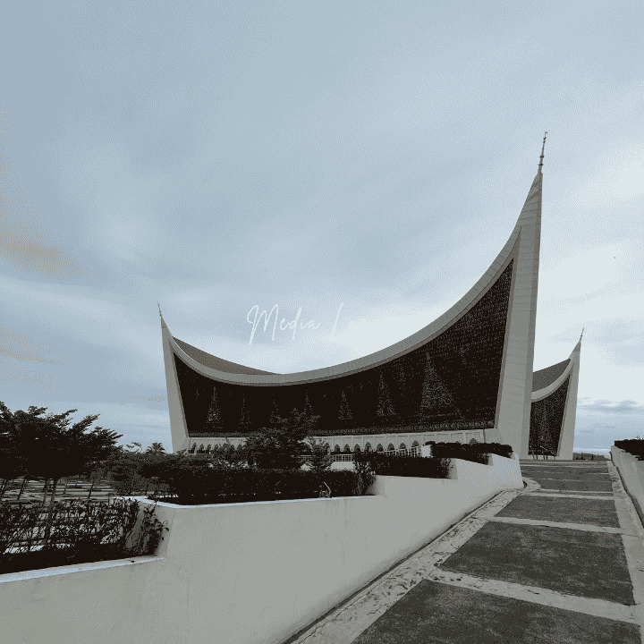 10 Interior Eksterior Masjid Paling Indah, Arsitekturnya Bikin Takjub 17 Eksterior Masjid Raya Sumatera Barat (Indonesia)