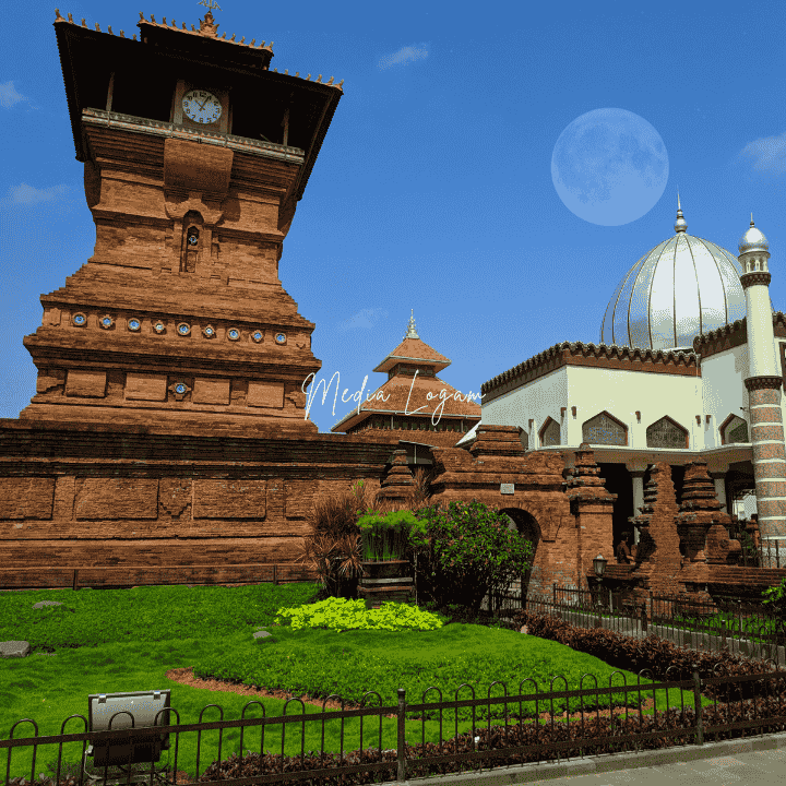 10 Interior Eksterior Masjid Paling Indah, Arsitekturnya Bikin Takjub 16 Eksterior Masjid Menara Kudus (Indonesia)