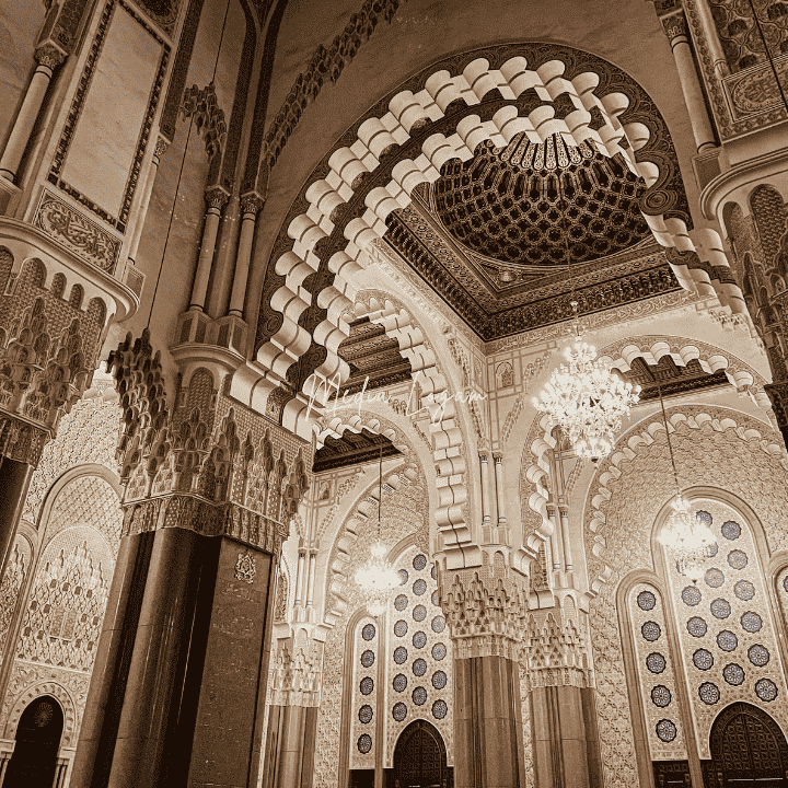 10 Interior Eksterior Masjid Paling Indah, Arsitekturnya Bikin Takjub 11 Interior Masjid Hassan II (Casablanca, Maroko)