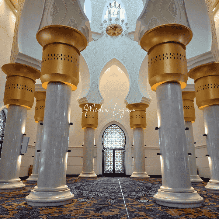 10 Interior Eksterior Masjid Paling Indah, Arsitekturnya Bikin Takjub 13 Interior Masjid Raya Sheikh Zayed Solo (Indonesia)