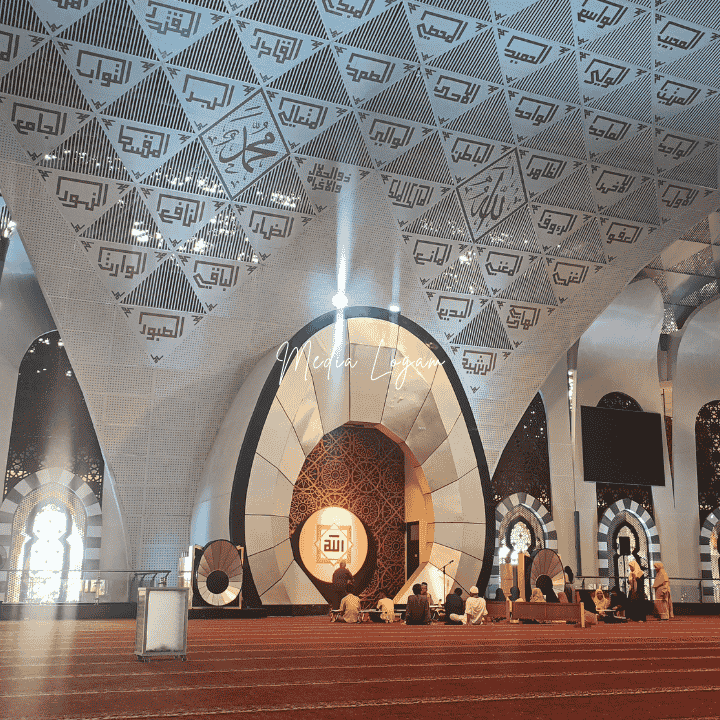 10 Interior Eksterior Masjid Paling Indah, Arsitekturnya Bikin Takjub 18 interior Masjid Raya Sumatera Barat (Indonesia)