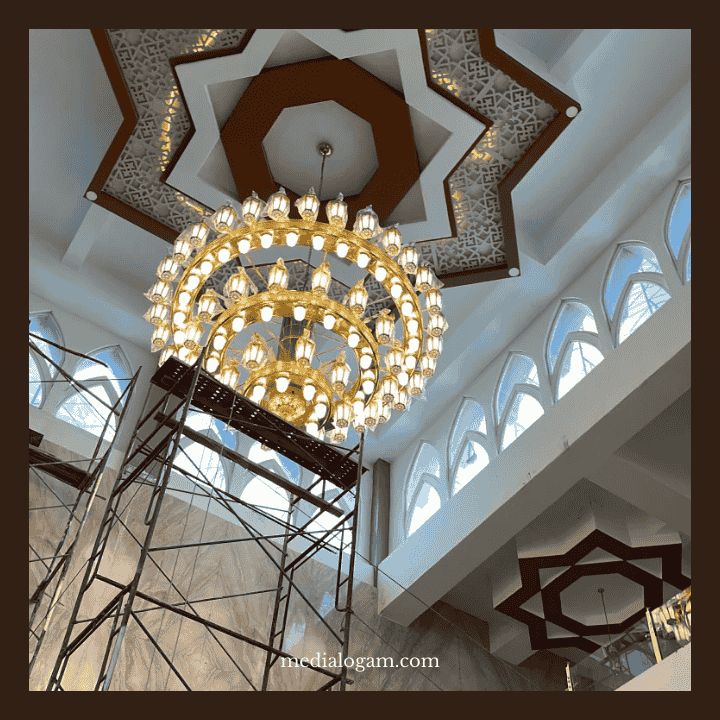 Kuningan vs. Tembaga Mana Pilihan Terbaik untuk Lampu Hias Masjid Anda