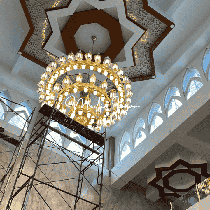 Lampu Hias Gantung Kuningan untuk Interior Masjid Modern