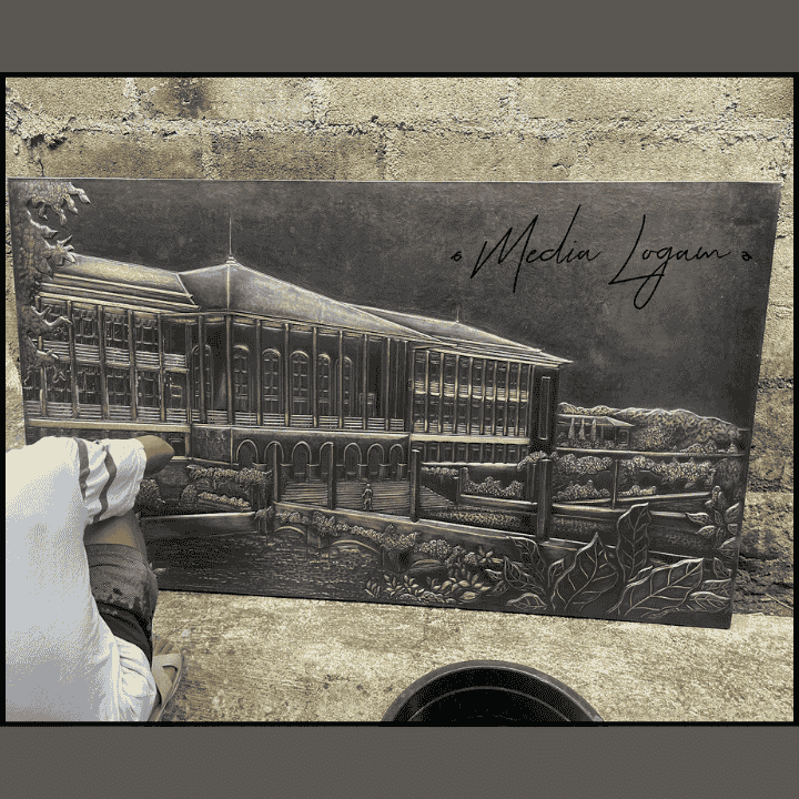 Pengrajin Relief Tembaga Profesional dengan Desain Klasik dan Modern 2 Pengrajin Relief Tembaga Profesional dengan Desain Klasik dan Modern