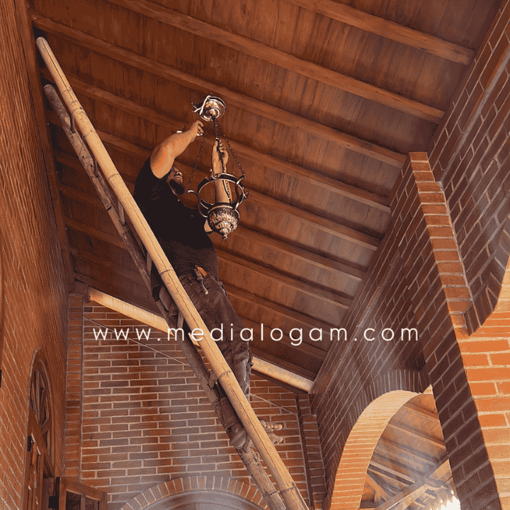 Cara Pasang Lampu Gantung Tembaga: Panduan Lengkap dan Aman 3 Cara Pasang Lampu Gantung Tembaga: Panduan Lengkap dan Aman