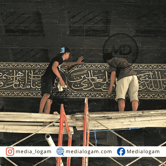 Instalasi Kaligrafi Tembaga Kuningan di Lokasi Proyek 1 Instalasi Kaligrafi Tembaga Kuningan di Lokasi Proyek