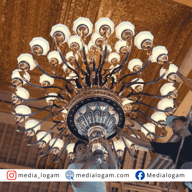 Instalasi Lampu Gantung Robyong Tembaga di Lokasi 1 Instalasi Lampu Gantung Robyong Tembaga di Lokasi