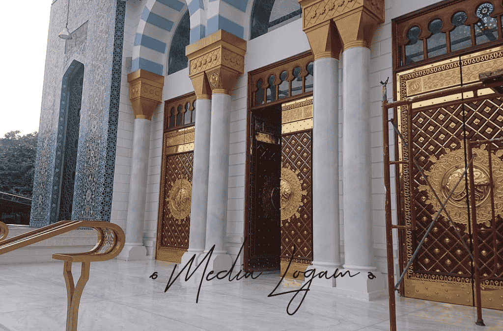 Pintu Dekoratif Mewah Tembaga Kuningan Desain Modern Klasik Tahan Korosi 1 Pintu Dekoratif Mewah Tembaga Kuningan Desain Modern Klasik Tahan Korosi