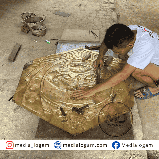 Proses Produksi Logo Tembaga Kuningan oleh Pengrajin 1 Proses Produksi Logo Tembaga Kuningan oleh Pengrajin
