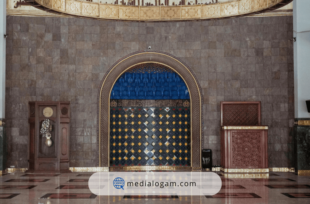 Bukan Sekadar Tempat Ibadah: Intip Desain Mihrab Modern yang Estetik dan Ikonik 2 Bukan Sekadar Tempat Ibadah: Intip Desain Mihrab Modern yang Estetik dan Ikonik