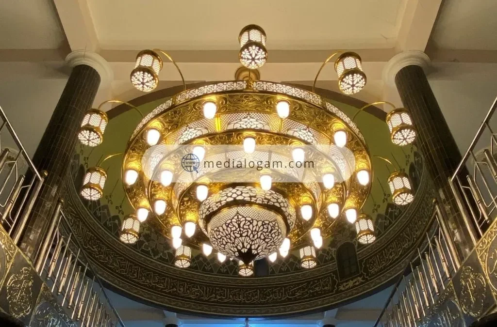 Hasil Akhir Instalasi Lampu Gantung Kuningan Terinspirasi Masjid Nabawi 2 Hasil Akhir Instalasi Lampu Gantung Kuningan Terinspirasi Masjid Nabawi