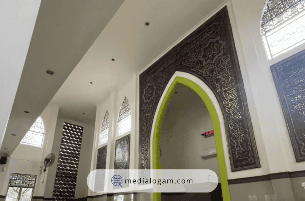 Interior Masjid Modern dan Minimalis: Panduan Lengkap Desain, Renovasi, Ornamen, hingga Tren Terbaru 2026 5 Kaligrafi sebagai Identitas Spiritual