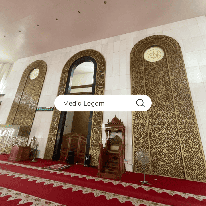 10 Elemen Interior Masjid Tembaga & Kuningan – Harga, Pengrajin & Proyek 3 Mihrab dan ornamen qibla ini dibuat dengan detail yang rapi