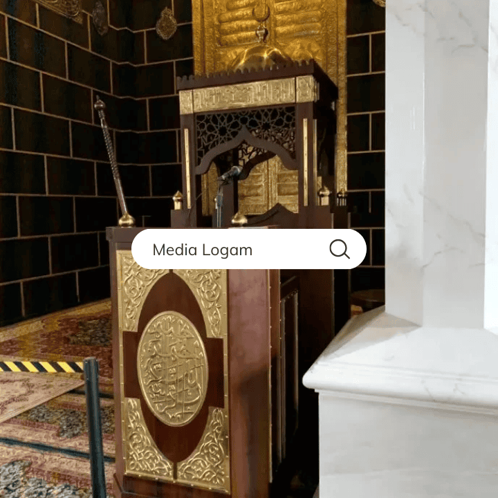 10 Elemen Interior Masjid Tembaga & Kuningan – Harga, Pengrajin & Proyek 4 Mimbar khatib premium dengan sentuhan logam