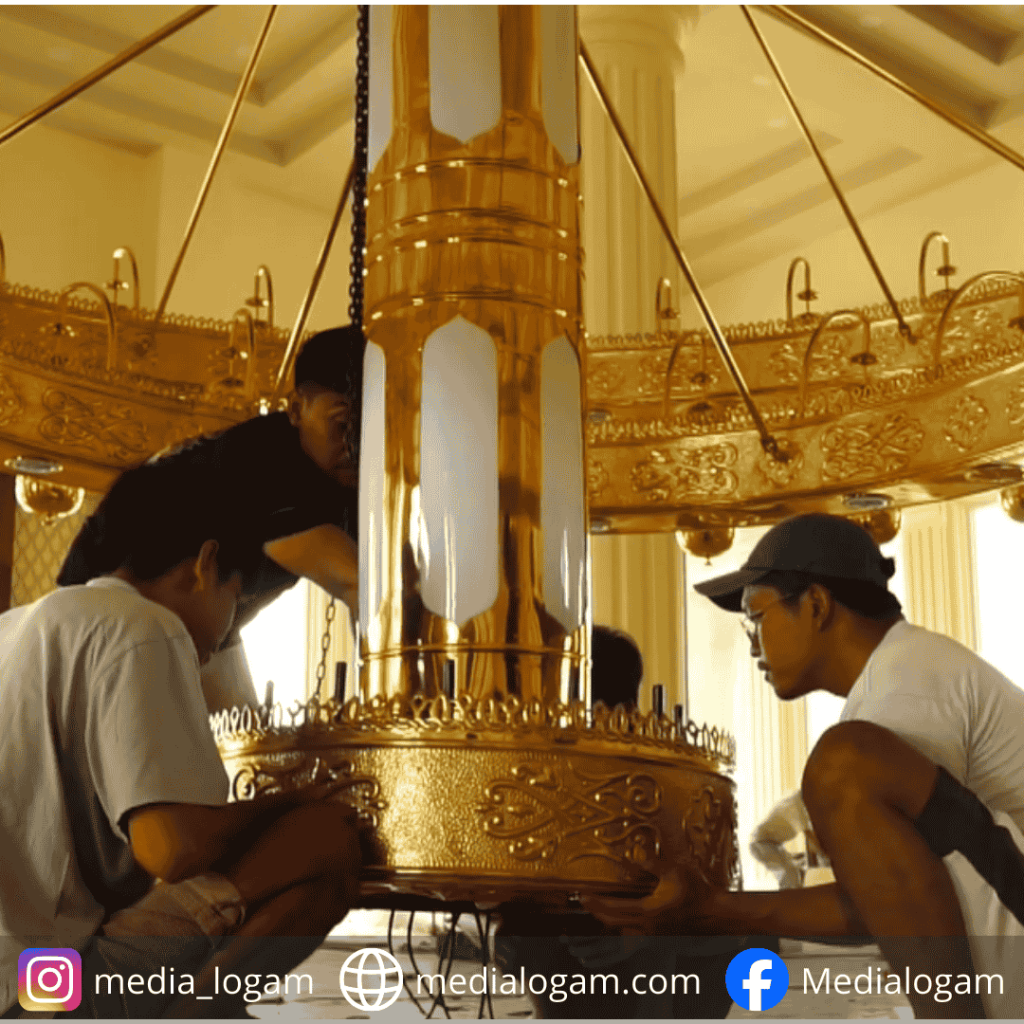 Dokumentasi Pemasangan Pintu Nabawi & Lampu Masjid di Tabalong, Kalimantan Selatan 3 Proses pemasangan Lampu Nabawi Raksasa yang megah