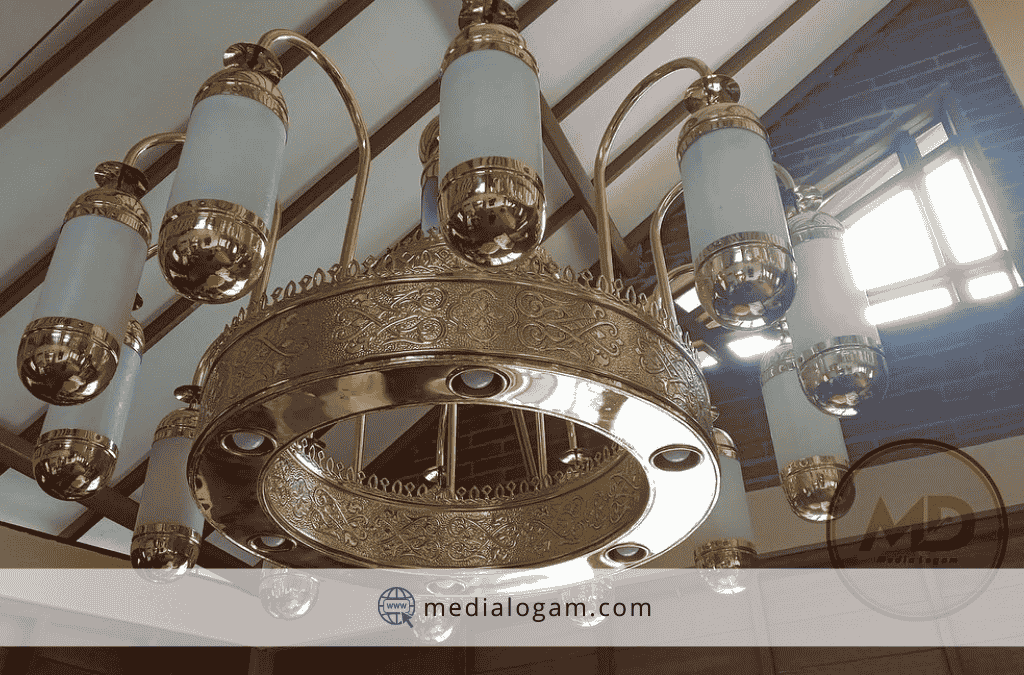 Teknik Ukiran Geometris Islami pada Lampu Gantung Nabawi Kuningan 2 Teknik Ukiran Geometris Islami pada Lampu Gantung Nabawi Kuningan