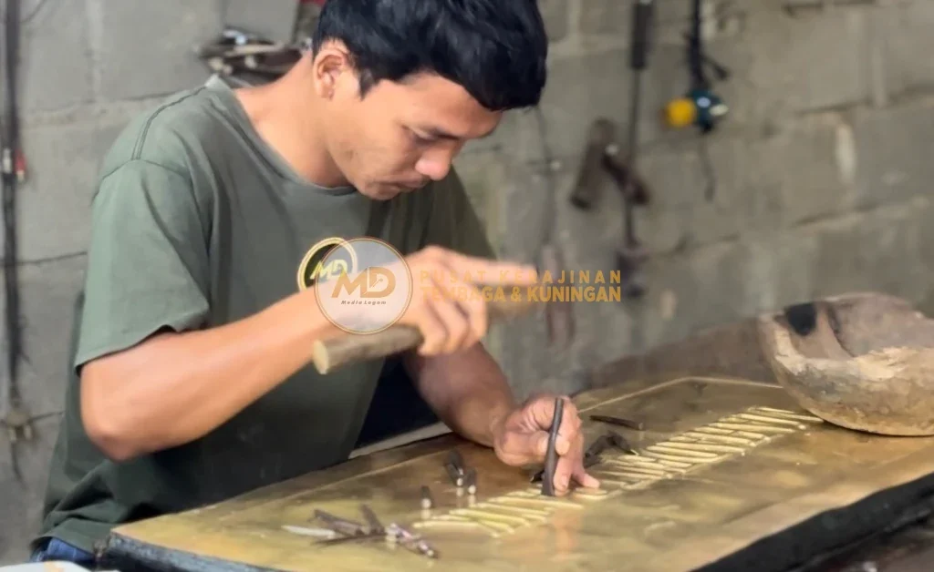 Pengrajin Tembaga Kuningan Boyolali Media Logam 3 Tukang tembaga kuningan Media Logam Boyolali sedang mengetok dan membentuk kerajinan kuningan dengan presisi tinggi. Setiap detail dikerjakan tangan ahli, menghasilkan karya kokoh, elegan, bernuansa islami, dan tahan lama untuk dekorasi masjid maupun interior mewah.