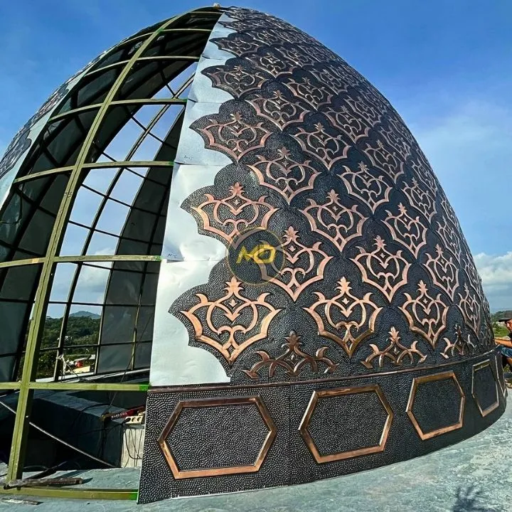 Proses Pembuatan Kubah Tembaga: Dari Tempa Logam Manual Hingga Teknik Pemasangan Presisi 9 Finishing, Pelapisan, dan Pemasangan Kubah pada Bangunan