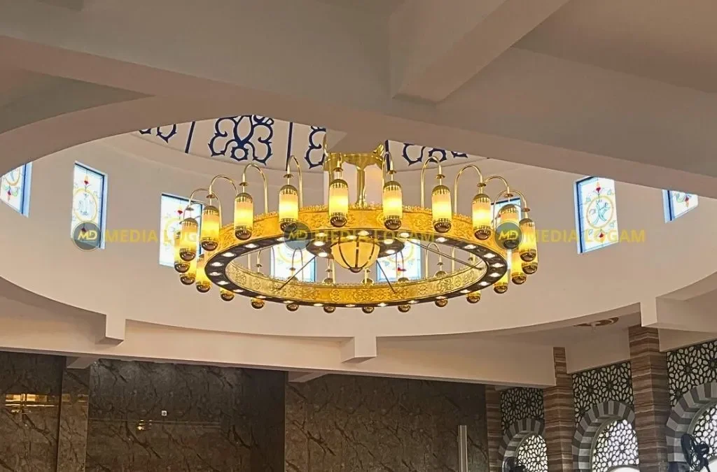 Membawa Suasana Madinah ke Dalam Masjid: Keindahan Lampu Gantung Nabawi Kuningan yang Sedang Tren 2 Keindahan Lampu Gantung Nabawi Kuningan
