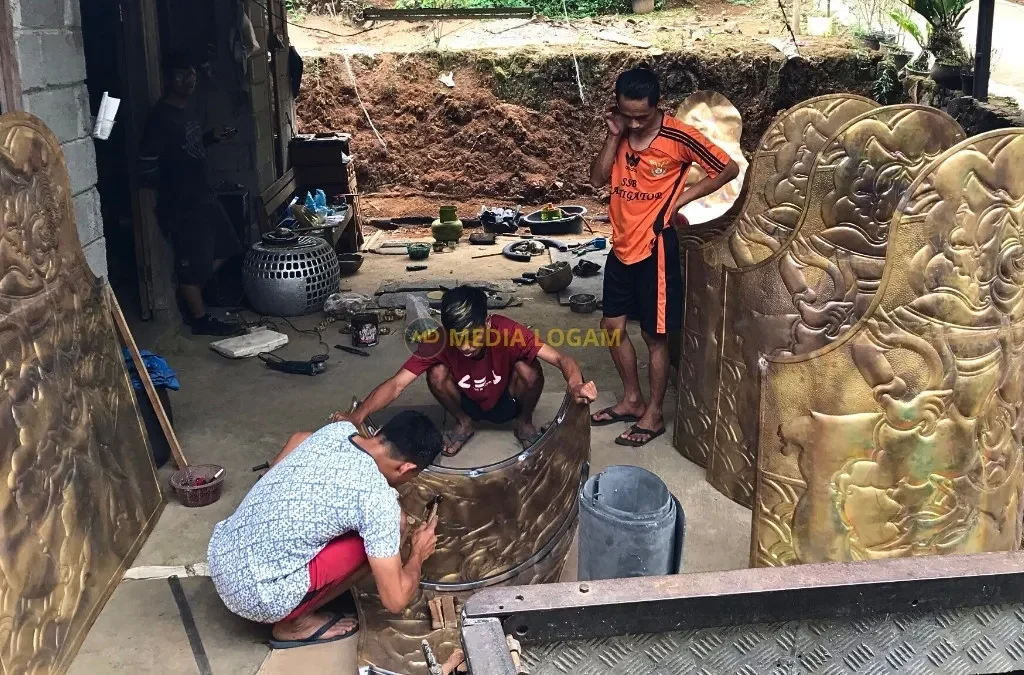 Kenali Bedanya: Keunggulan Hasil Tempaan Langsung dari Pengrajin Dibanding Produk Pabrikan 2 Kenali Bedanya Keunggulan Hasil Tempaan Langsung dari Pengrajin Dibanding Produk Pabrikan