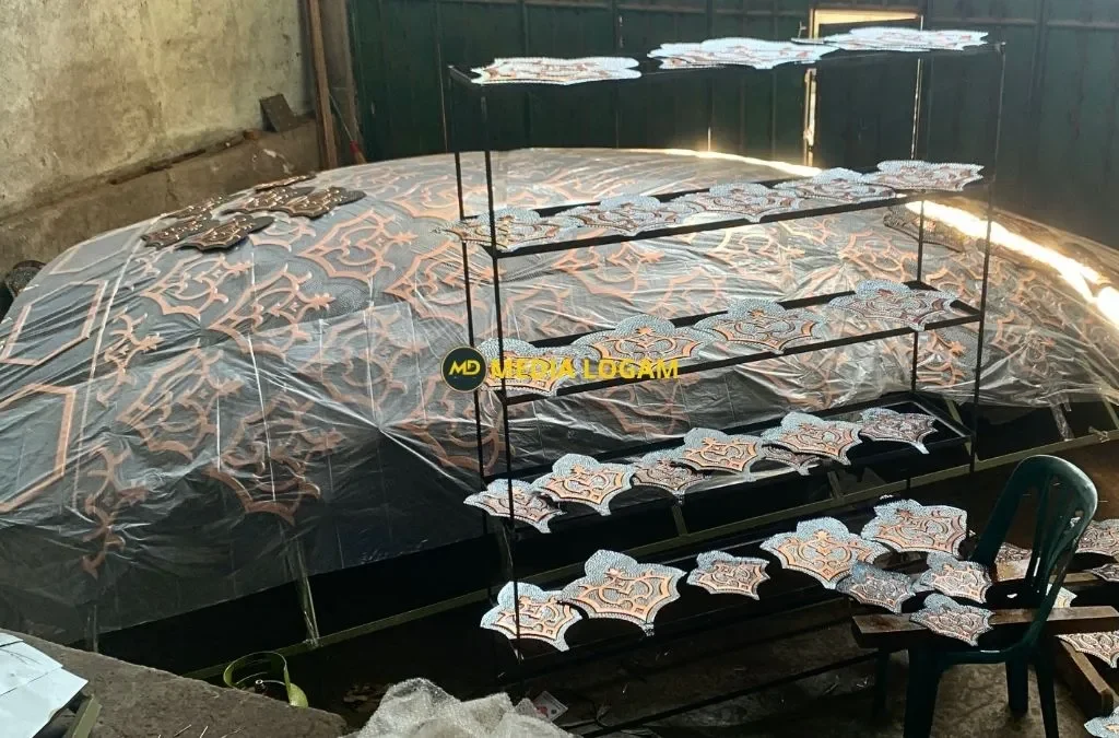 Kubah Masjid Tembaga: Perakitan Panel Logam Utama Sebelum Pemasangan di Lapangan 2 Kubah Masjid Tembaga: Perakitan Panel Logam Utama Sebelum Pemasangan di Lapangan