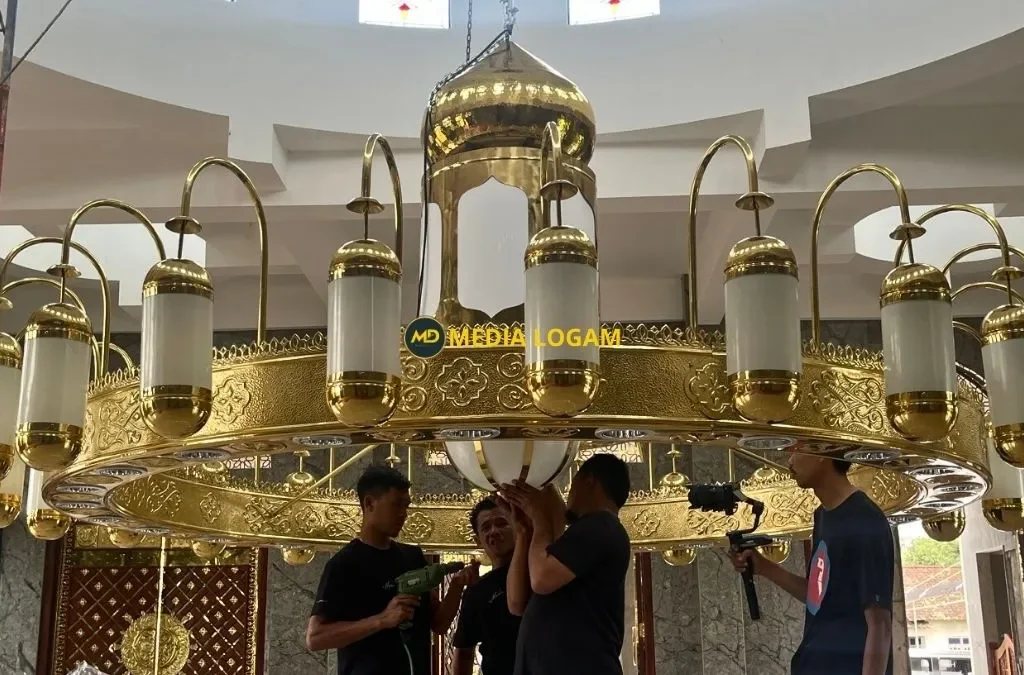 Dibalik Layar: Cara Profesional Memasang Lampu Hias Gantung Ukuran Besar di Langit-Langit Masjid 2 Dibalik Layar: Cara Profesional Memasang Lampu Hias Gantung Ukuran Besar di Langit-Langit Masjid