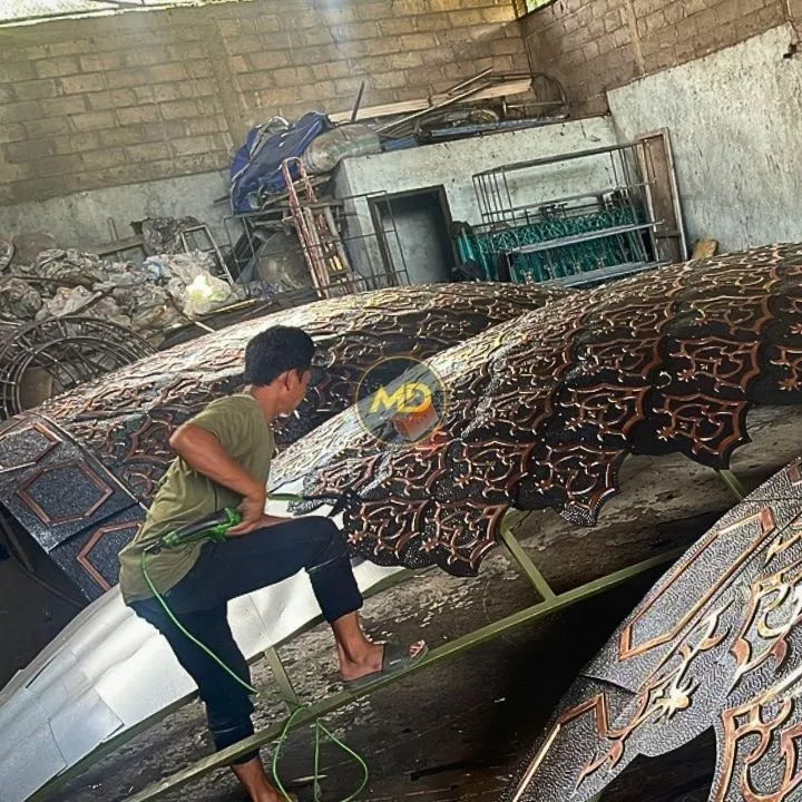 Proses Pembuatan Kubah Tembaga: Dari Tempa Logam Manual Hingga Teknik Pemasangan Presisi 6 Pembentukan Panel Kubah dengan Teknik Tempa dan Press