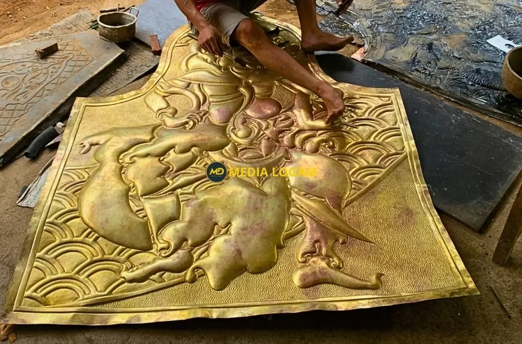 Hiasan Tiang Kuningan Kustom: Media Logam Pengrajin Spesialis Proyek Nasional 4 Pemilihan Material Kuningan Berkualitas