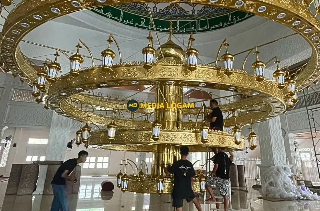 Lampu Nabawi Kuningan Diameter 9 Meter: Produksi & Spesialis Masjid 7 Pengangkatan dan Pemasangan Lampu Nabawi Kuningan