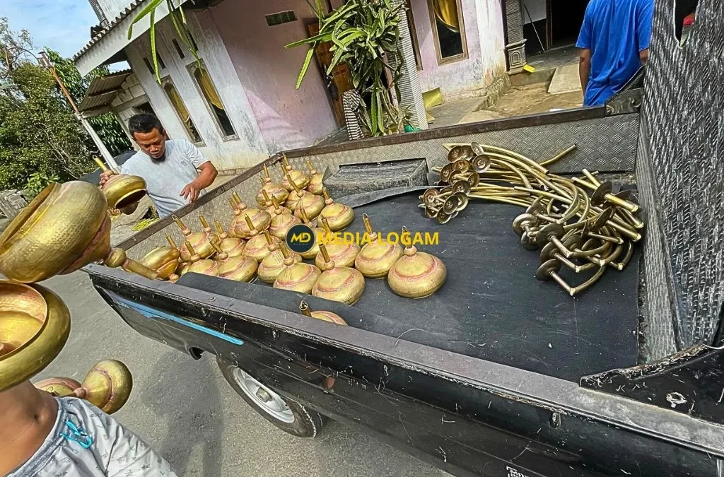 Lampu Nabawi Kuningan Diameter 9 Meter: Produksi & Spesialis Masjid 4 Pengiriman Lampu Nabawi Kuningan ke Lokasi Proyek