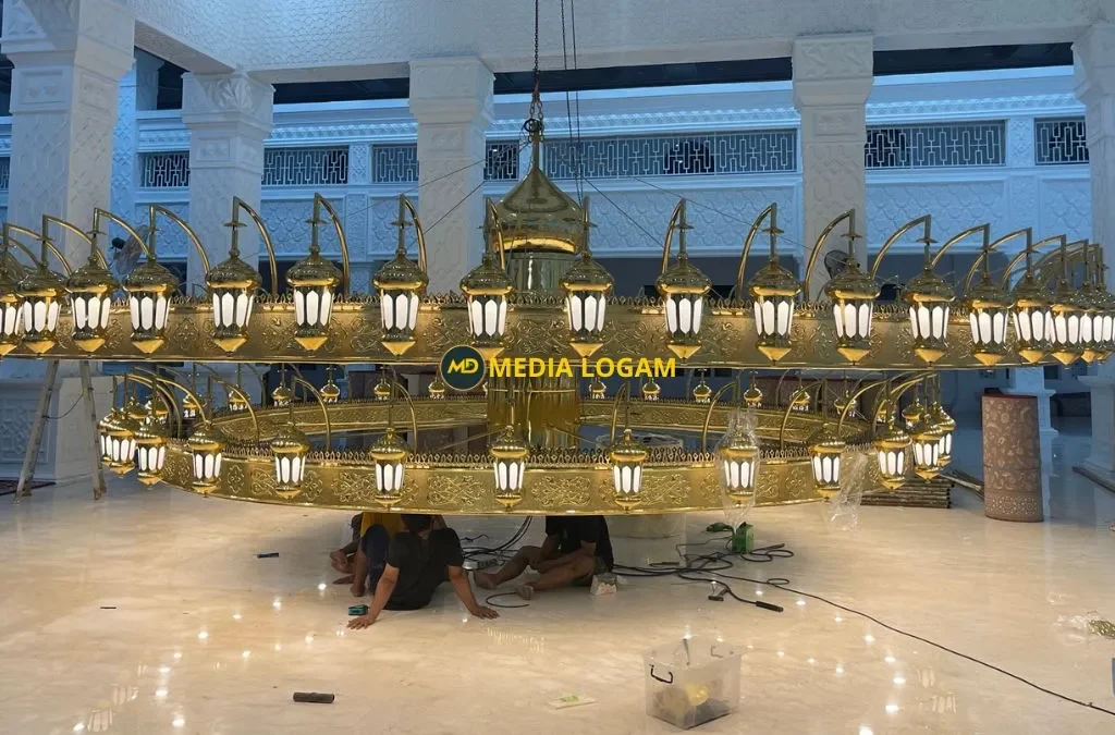 Lampu Nabawi Kuningan Diameter 9 Meter: Produksi & Spesialis Masjid 6 Perakitan Komponen Lampu Nabawi Kuningan di Lokasi