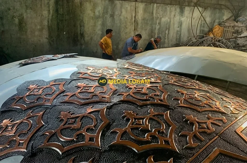 Kubah Masjid Tembaga: Perakitan Panel Logam Utama Sebelum Pemasangan di Lapangan 3 Perakitan Panel Logam Kubah Tembaga